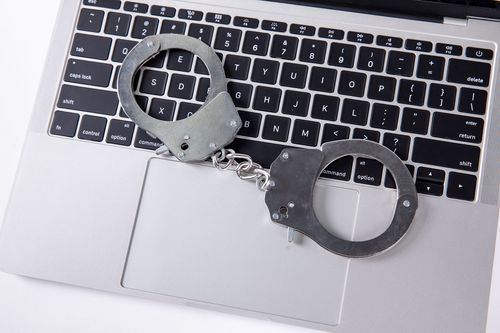 指尖上的红线 从江苏网警14例案件看网络运营者的法律雷区